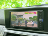テレビ画面を備えており、停車中に番組の映像を楽しめます。画面に字幕も表示され、車内で待ち時間を過ごす際にも活用できる装備です。ご利用の際は周囲の安全を確認し、停車してからご視聴ください。