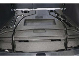 ラゲージスペースには床下収納を備えています。洗車用品などを入れておけて便利ですよ。