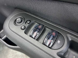 かつてはセンターパネルの航空機風トグルスイッチで操作する独特な配置が伝統でした。現行モデルでは利便性を考慮してドア側に配置されていますが、直感的でカチッとした心地よい操作感は健在です。