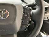 前方の車との車間を設定し、スピードを上げたり緩めたりを自動で行ってくれる追尾式の「レーダークルーズ」。上級装備の一つです!高級車にしかつかない嬉しい機能です。