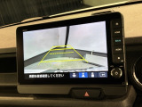 リバースギアに入れるだけで後方の表示へ切り替わります。夜間や雨の日の駐車も楽になりますよ。