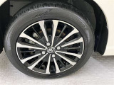 純正のアルミホイール装着。タイヤサイズは175/55R15