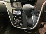 品質へのこだわり!フロアマットやシートなど車内をキレイに清掃し、ニオイや汚れなどを徹底的にクリーニングしてもらっております。室内はピカピカです☆