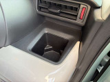 運転席のドリンクホルダーは様々な形状の飲み物を固定できる作りになっております!