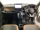 車内は光触媒抗菌消臭施工済です。インパネ周りはスタイリッシュなデザインで機能や装備も充実しています。グローブボックスやカップホルダーのほかにトレーなどたくさんの収納スペースが付いています。