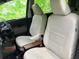 運転席からの視界は広く、運転操作もスムーズに行えます。快適な運転環境で、安全運転をサポートします。運転しやすい空間です。