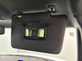 運転席、助手席共にサンバイザー&バニティミラー、運転席側にはチケットフォルダーも付いてます。