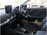 内装はシンプルに使い勝手を考え作られています。お車を運転する感覚をダイレクトに体感して頂けます。室内も広くロングドライブにも快適にお過ごしいただけます。