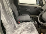 スーパーキャリイはシートスライド、リクライニングも可能!運転もゆったり、自分自身のポジションで可能です。