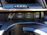 ヘッドランプクリーナーやウインドシールドデアイサー、AC100V電源、オートマチックハイビームなど、便利で快適な装備を備えています。