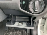 運転席の右下には小さい収納BOXがあります。