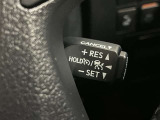 クルーズコントロール機能が付いています。 速度を設定するとアクセルを踏まなくても一定の速度で走ることができます。  高速道路ではとても便利な装置なんです。