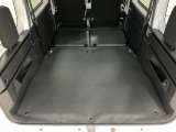 【ラゲージフロア】お客様に気持ち良く乗っていただけるよう、工具を使わず取り外せる部品は全て取り外し清掃しております。シート可動の場合は、シートを動かし裏側まで清掃を行っております。