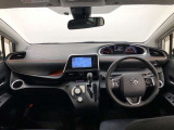 シンプルながら機能性あふれる運転席廻りです。視界性もよく、運転しやすいですよ。