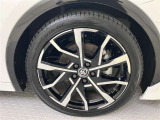 純正のホイールを使用していますので足元周りの見栄えも良く、車体を綺麗に魅せてくれますサイズ 195/50R19