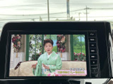 停車中にテレビ番組を視聴でき、待ち時間なども車内で過ごしやすくなります。画面から番組を楽しめる装備で、日常のさまざまな場面に活用できます。
