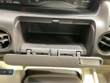 運転席前に収納スペースがあります