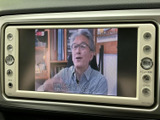 画面でテレビ番組を視聴できる装備です。停車中の休憩時間に映像を楽しめるため、待ち時間も過ごしやすくなります。画面表示や操作ボタンも確認しやすい配置です。