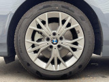 BMWならではの卓越した走りを支えるホイールと足回りです!日本車の走りに慣れている方にもぜひ体感して頂きたいほど、高いレベルでまとまっています!純正17インチアルミホイール。