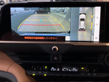 後方の映像に加えて車両周辺の表示も確認でき、駐車時の安全確認をサポートします。画面上のガイド表示を目安にしながら、周囲を目視で確かめて慎重に駐車できます。