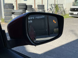 後側方から接近する車両を感知しオレンジ色に点灯して知らせてくれます。