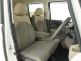 ◆運転席・助手席◆室内は、シートクリーニングや各部の徹底した清掃を実施し、消臭・除菌処理を行っています。しかも、全ての差上で天然成分の薬剤にこだわり安心・安全へも配慮しています。