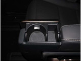 ドリンクホルダーとしてはもちろん、スマホや長財布を収納することだってできますよ。