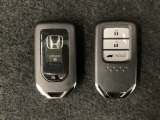 スマートキーを装備しています。鍵を差し込むことなくドアロックの開け閉めと、スタートボタン操作でのエンジンスタートができます。ボタン操作でトランクが開けられる電動テールゲートのボタンもついています。