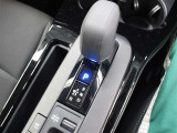 操作性に優れたシフトノブ形状、走行系のスイッチの集約によって、より直感的なドライブに寄与します。