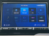 AVメニューにはラジオやテレビ、Bluetooth、USBなど多彩な項目が並び、用途に応じて選びやすい構成です。音楽や交通情報など、日常の移動を便利にサポートしてくれます。