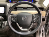 ハンドルにHondaセンシング系のクルーズコントロールやレーンキープアシストなどのスイッチと、オーディオの操作スイッチが装備されています。ハンドルから手を離さず安全に操作できます。