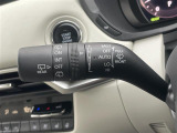 【オートワイパー(AUTO)】雨が降り出した時に、雨滴検出用センサー(レインセンサー)が雨滴を感知すると、自動でワイパーが動作します。