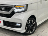 【LEDヘッドライト】悪天候や夜間走行時も良好な視界を確保し安心して運転できる高輝度LEDヘッドライトを装備!点灯速度が早く、消費電力も抑えられています。