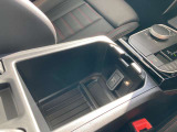 アームレストを上げると収納スペースとUSB電源があります。USBメモリ等を接続すると、車両側で音楽データを再生することができます。※非対応のものも有