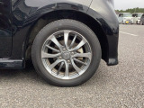 ☆純正アルミホイール☆足元のデザインを際立たせ軽快な走りを演出☆車の印象もスタイルも引き締まります☆