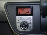 【オートエアコン】設定した温度になるように車が自動で風量や吹き出し口、冷暖房の強さを調整してくれるエアコンです。一度温度を設定すれば、自動で快適な室温を保ってくれるので運転に集中しやすいですよ♪