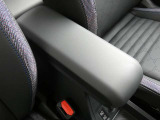 運転席と助手席の間には、アームレストが装備されています!