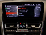 【ドライバーコックピット】人間工学に基づきドライバー中心にすべての操作パネルを設計。ドライバーが直感的に操作できる様にドライバー側にわずかに傾斜。常に運転に最適な姿勢/視線を保つ事が出来ます!