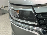 LEDヘッドライトは、点灯の瞬間から最大光量を発揮し、突然暗くなるトンネルなどでの安定感を高めます。