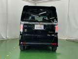 後席の窓には外から車内が見えにくくなるプライバシーガラスを採用。周りを気にせずリラックスして過ごせます