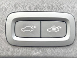 【パワートランクリッド】スマートキーや運転席のボタンを押すだけでトランクが自動で開閉します!荷物を持っている時や、天気の悪い時にトランクを閉める際に便利な機能です。