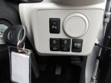 運転席右側のスイッチパネル。前後コーナーセンサーやスマートアシスト等の安全機能のスイッチが並んでいます。