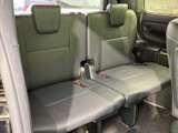 3列目は横並びのシートで、各席にヘッドレストとシートベルトを備えています。座面が広く、後席の同乗者も落ち着いて座れる構成です。窓から外の様子も感じられ、家族での移動にも便利な空間です。