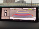 車両の前後左右にある4つのカメラを合成することで、まるでご自身のクルマを空から見ているような俯瞰での映像を映し出してくれます。バック時ももちろんのこと、前進時に視界の悪い交差点でも役に立ちますね。