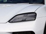 LEDマトリックスヘッドライトは、カメラによる先行車および対向車検知、メインビームコーンの個別セグメントをインテリジェントに 常に調光。 ドライバーの眩惑を避けるための交通標識部分は減光させます。