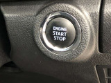 エンジンスタートスイッチです。キーが車内にあれば、エンジンの始動や停止はスイッチを押すだけ!キーを取り出す手間を省き、ワンプッシュで操作できるので簡単でスムーズです。
