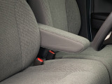 アームレストです!これがないと運転が落ち着かないという方もいらっしゃるのではないでしょうか?肘置きがあるだけでも比較的楽な姿勢で運転することが出来ますし腕の疲れを軽減できます。