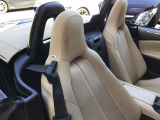 マツダ車のシートは人間工学に基づき設計されています。ハンドルを握る体勢が自然なポジションになるようにシートの作り込みをおこなっていますので、ロングドライブでも疲れにくいです!!