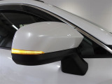 ターンランプ付きミラーは対向車、歩行者からの視認性UPで安全性が高まります。スタイリッシュなデザインで人気な装備です。