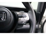 Hondaセンシングの機能のひとつ、アダプティブクルーズコントロール付!アクセルから足を離しても設定したスピードと前車との車間を保ち走行してくれます!車線維持もアシスト☆高速道路で疲労軽減ですね☆